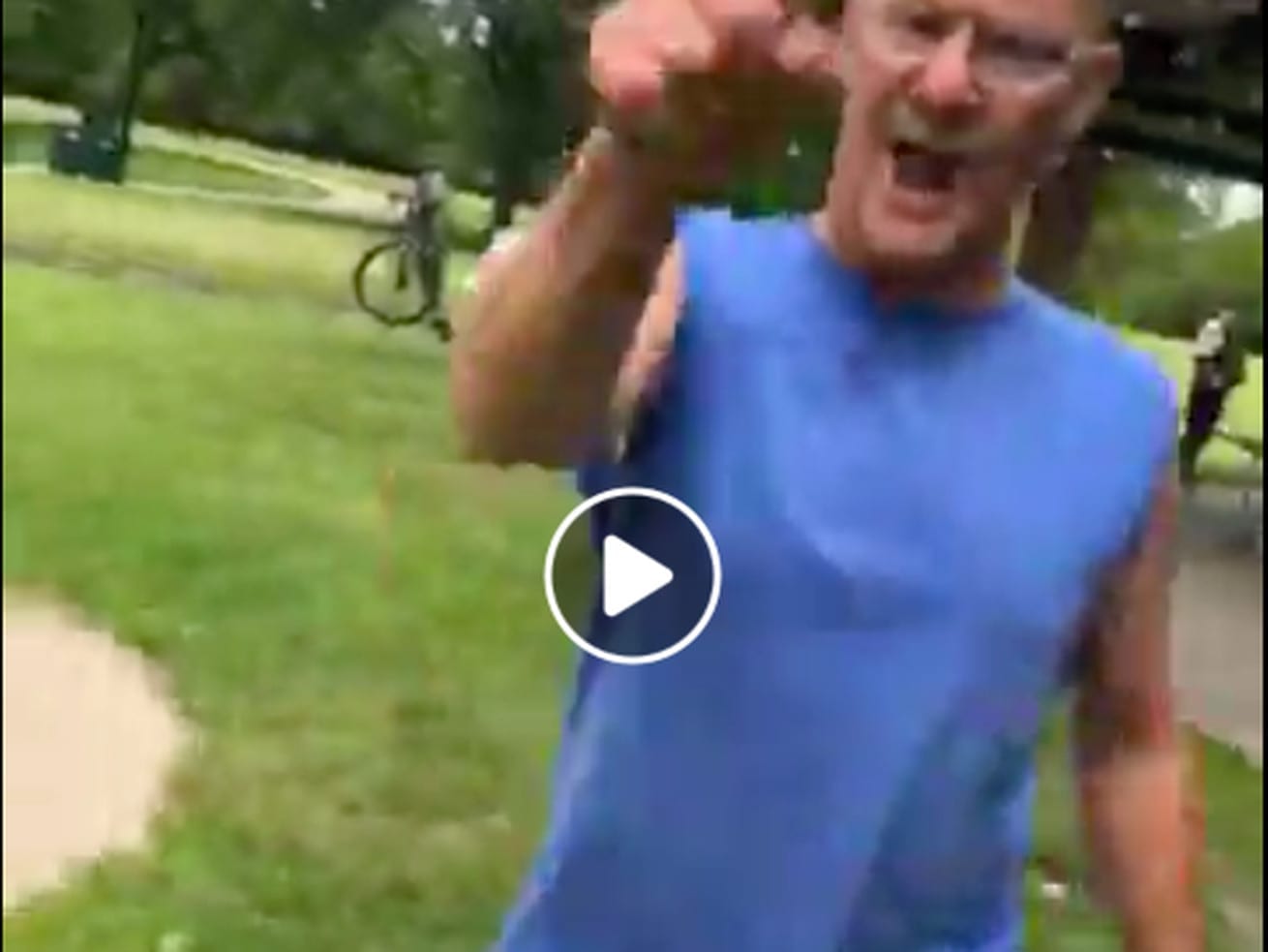 Watch: a man berates a woman in a public park for wearing a Puerto Rico shirt