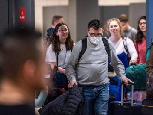 Some US airports are seeing huge, chaotic crowds for coronavirus screening
