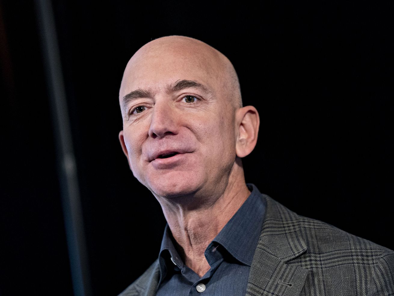 Jeff Bezos says 94% of Amazon workers would recommend their job to a friend. Amazon workers say that stat is unreliable.