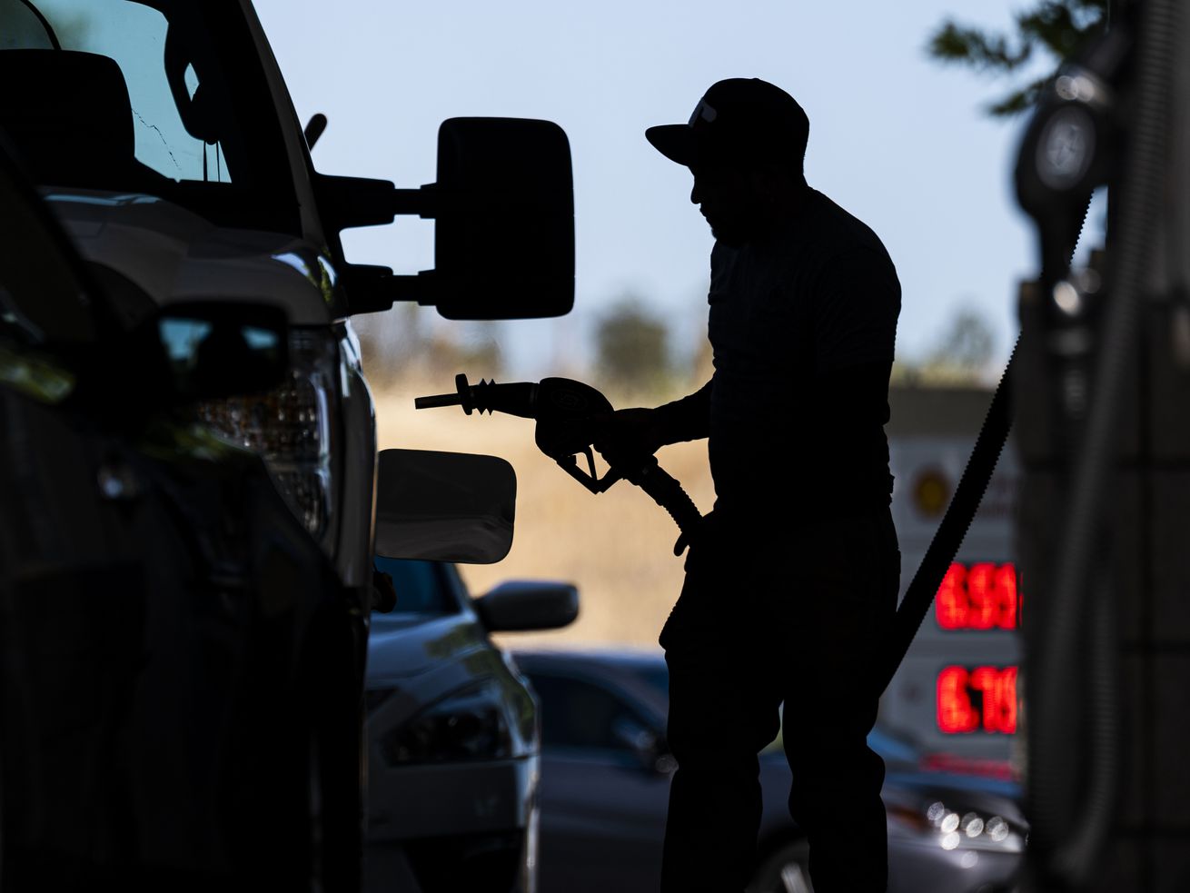 4 factors that could determine if gas prices will keep falling