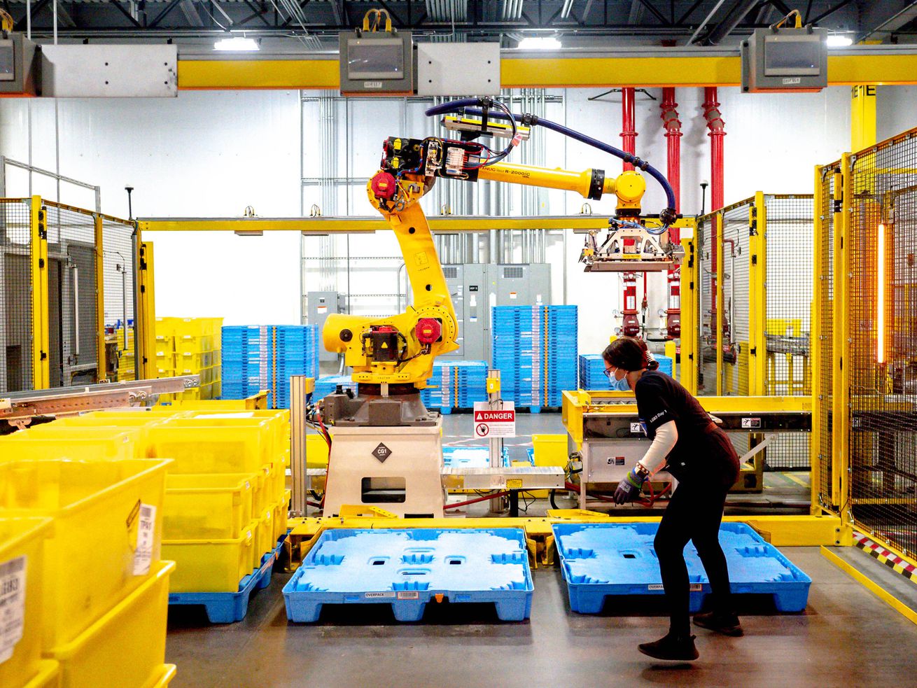 Amazon’s robots are getting closer to replacing human hands